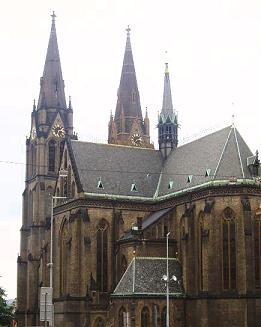 Kostel sv. Ludmily na Vinohradech (pohled směrem od Korunní Kostel sv. Ludmily na Vinohradech (pohled směrem od Korunní