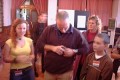 Petr Kotek a Petra P�chov� -Zlatu�ka vyndavaj� je�ka z klece